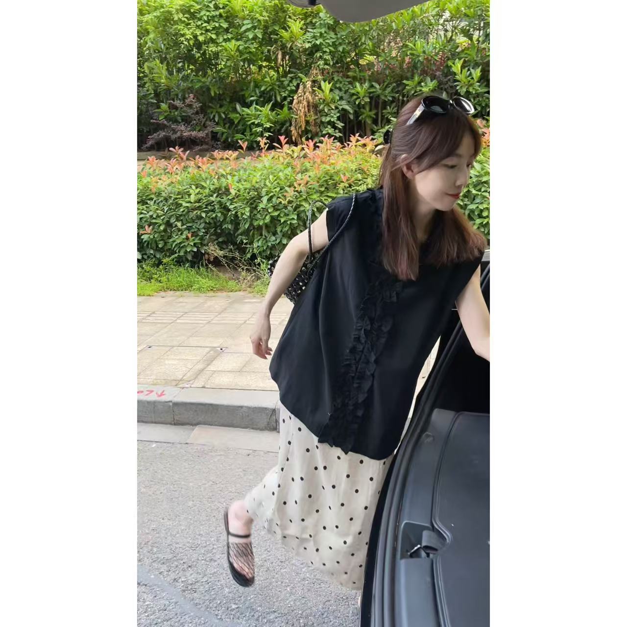 QiongQiong自留款！设计感木耳边花边韩系显瘦无袖上衣