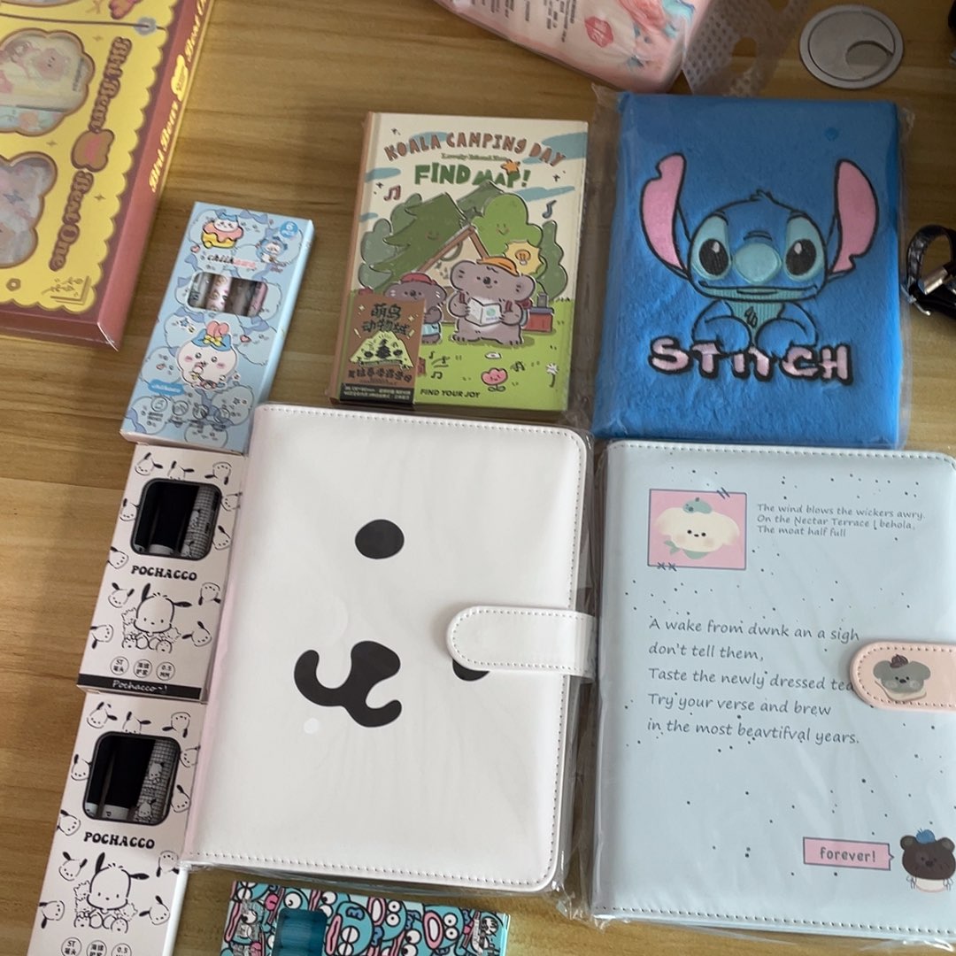 一个蓝色毛绒绒一个自嘲熊帕恰狗笔两盒