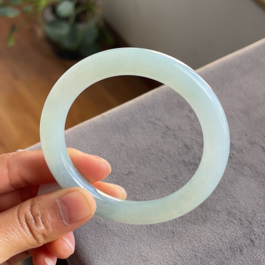 翡翠未镶嵌手镯晴绿圆条