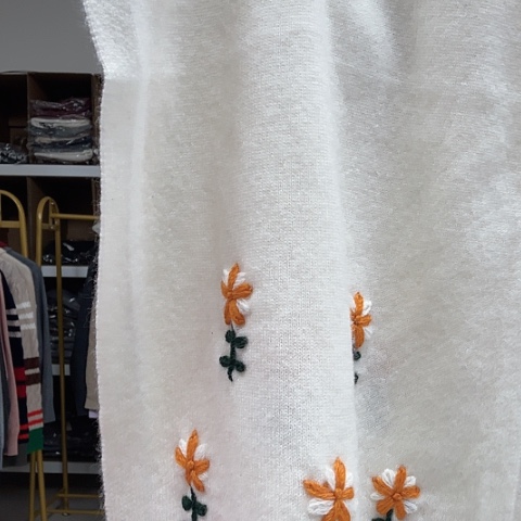 羊绒白色围巾特价福利