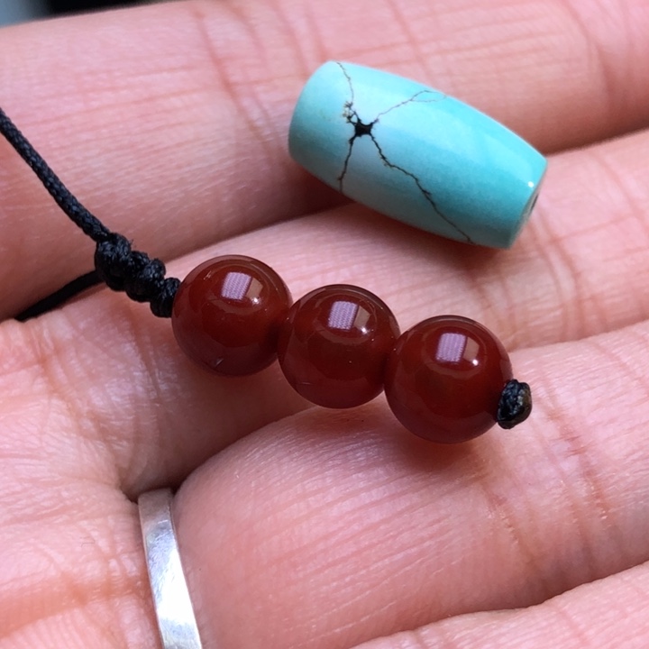 晓***、南红玛瑙未镶嵌颈饰