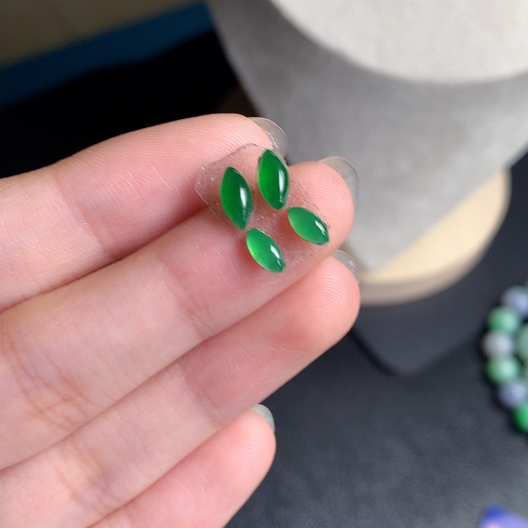 翡翠裸石缅甸天然A货翡翠阳绿随形