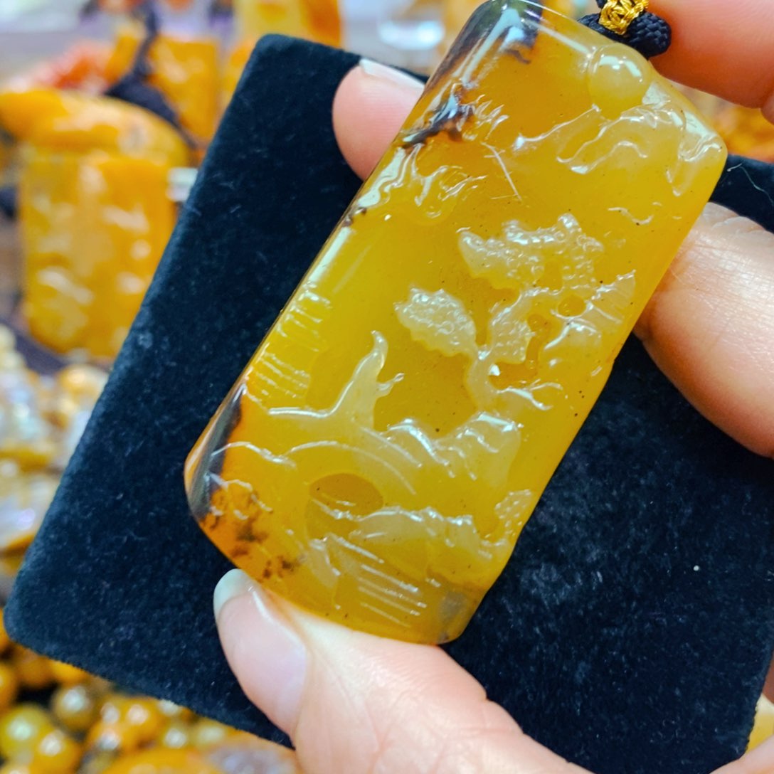 未镶嵌石英质玉（黄龙玉）颈饰