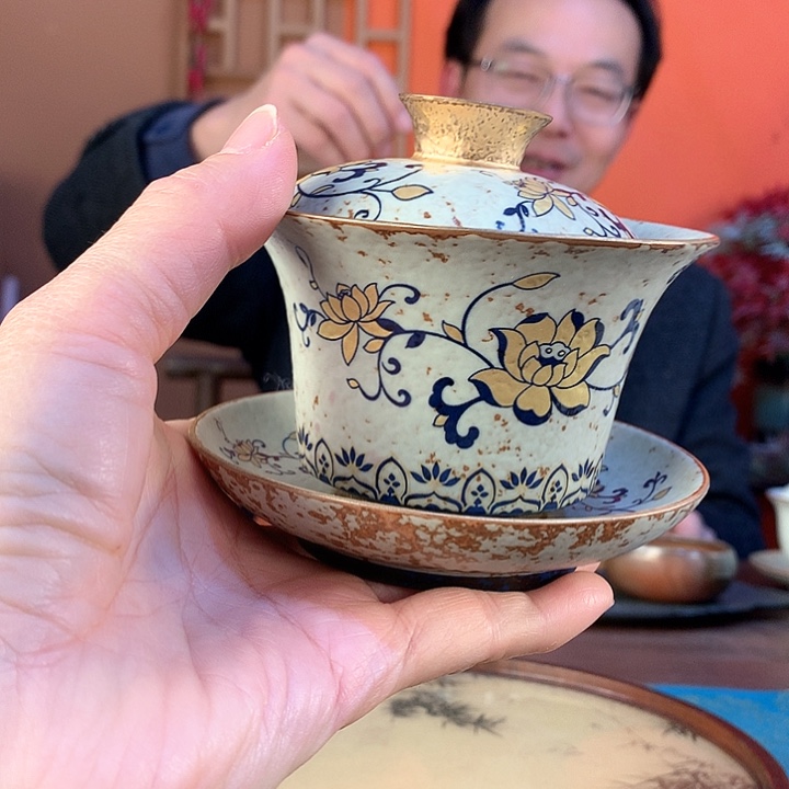 青花火石红描真金盖碗