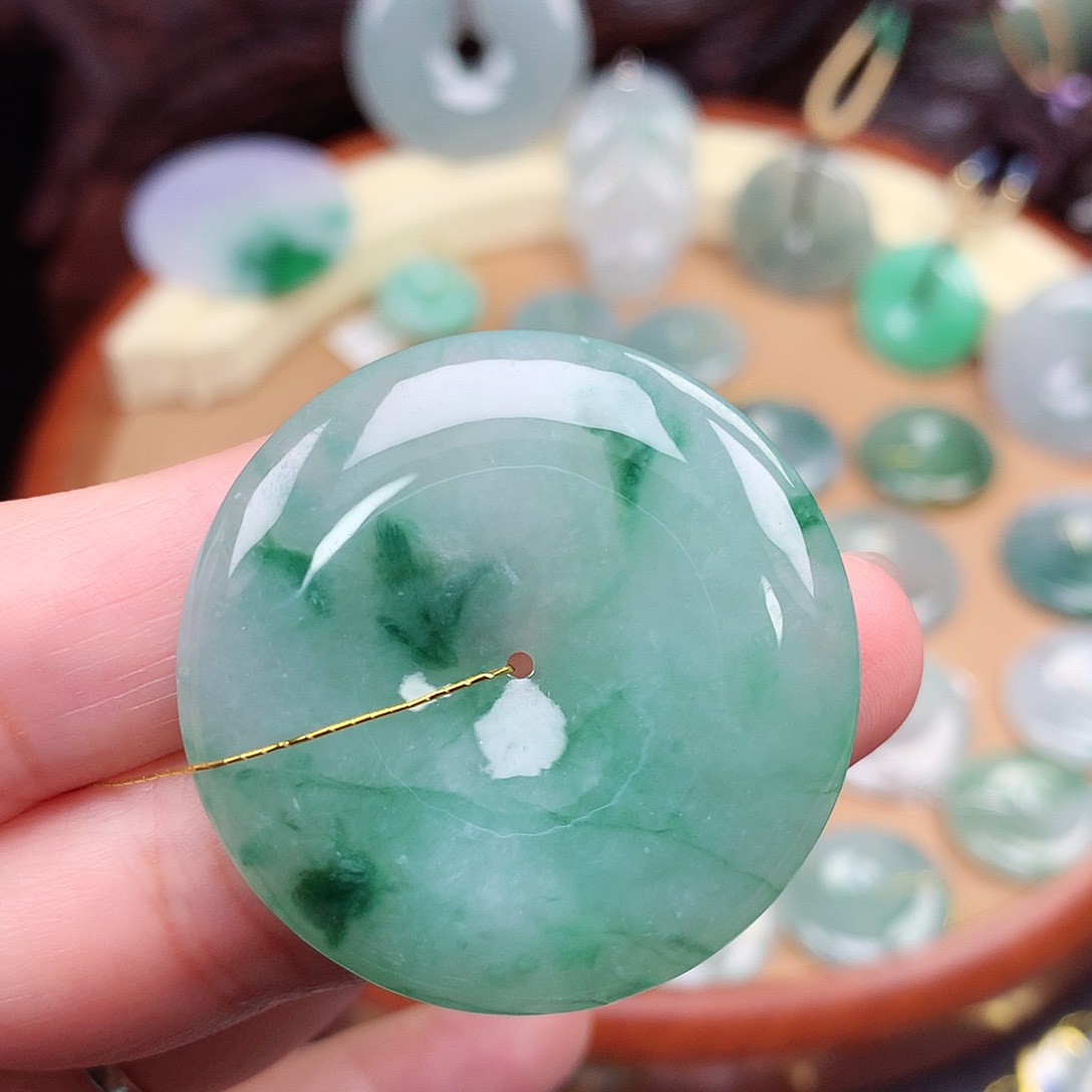 翡翠未镶嵌颈饰平安扣