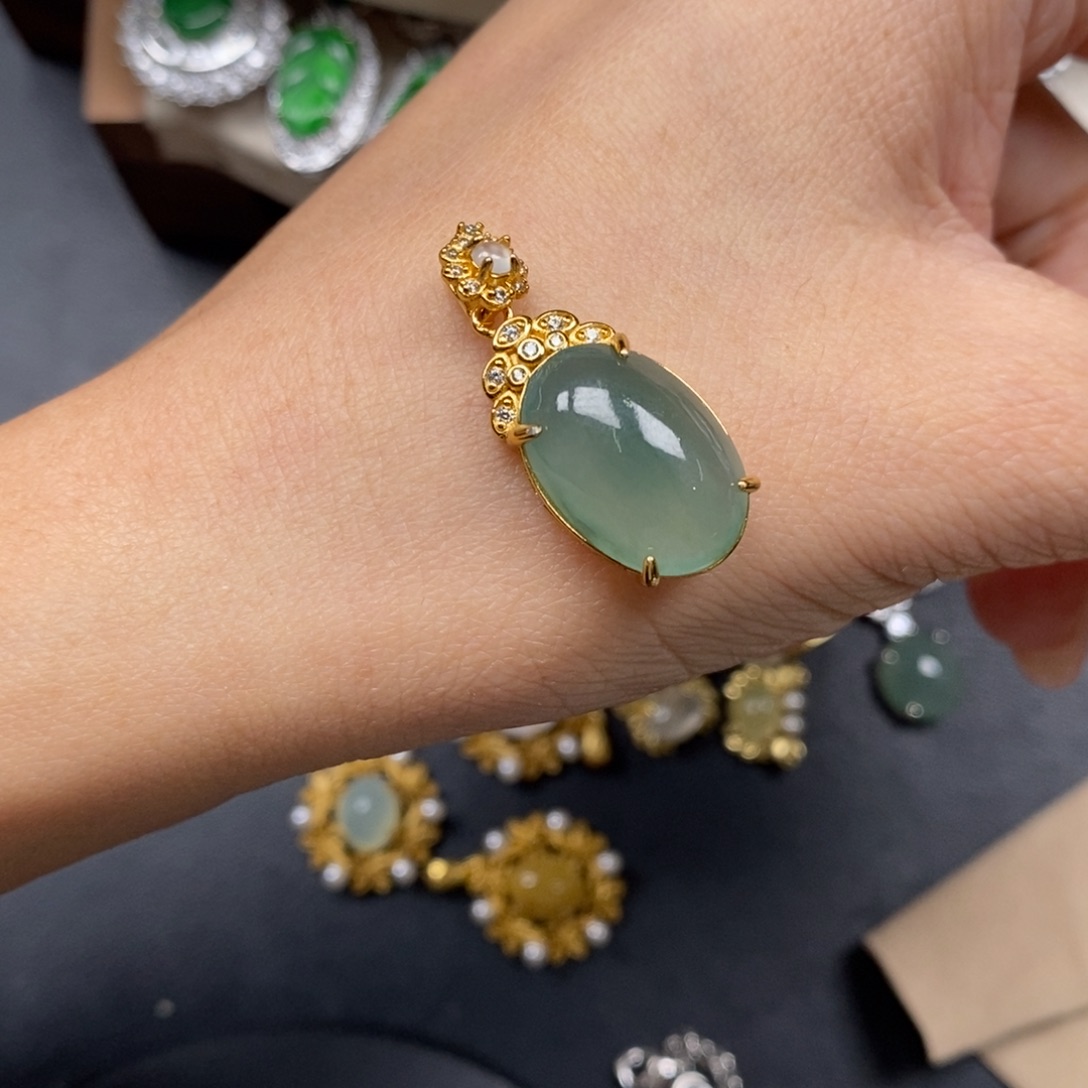 翡翠颈饰未镶嵌翡翠