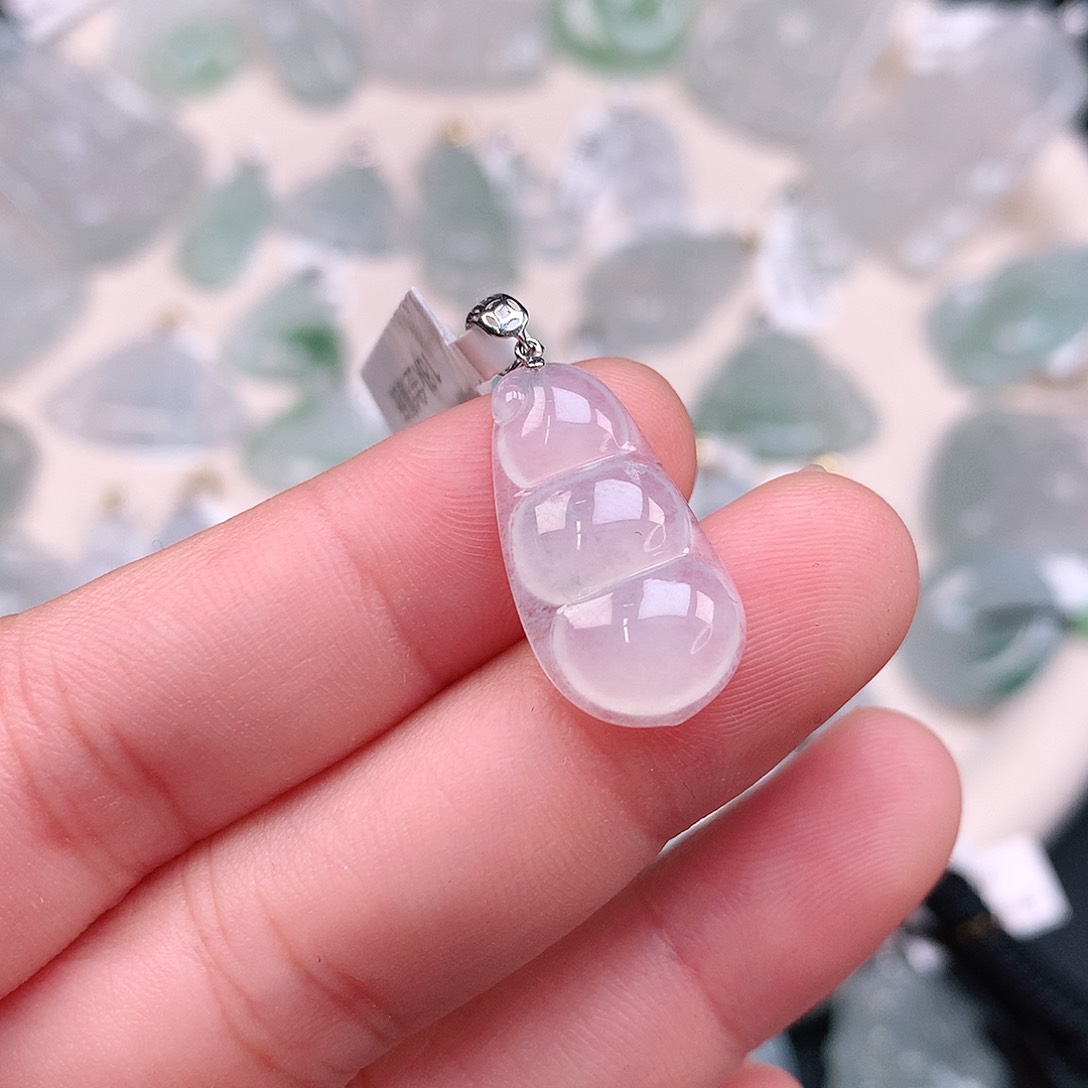 翡翠颈饰18K金镶嵌飘绿豆子