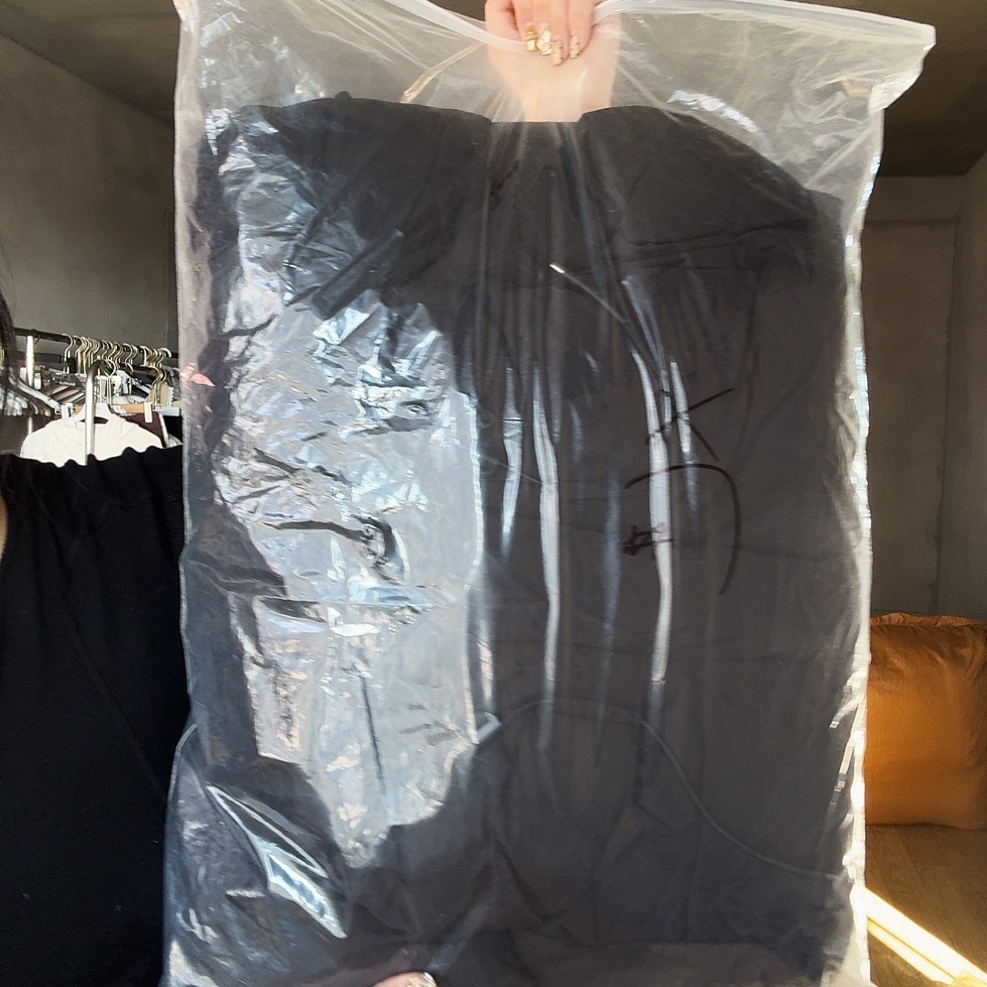 舒****Xl 黑色外套。      