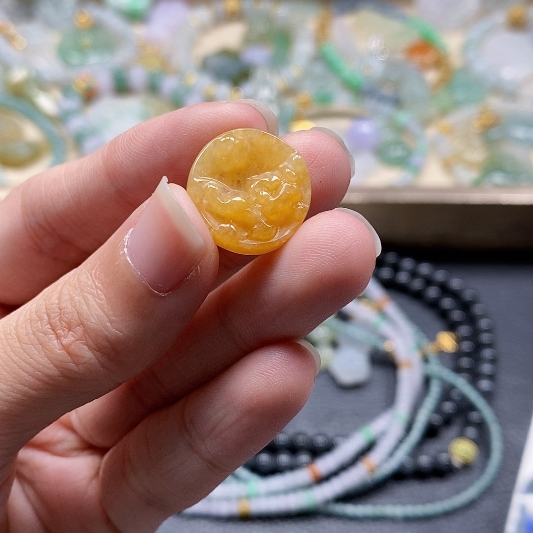 翡翠颈饰未镶嵌闪