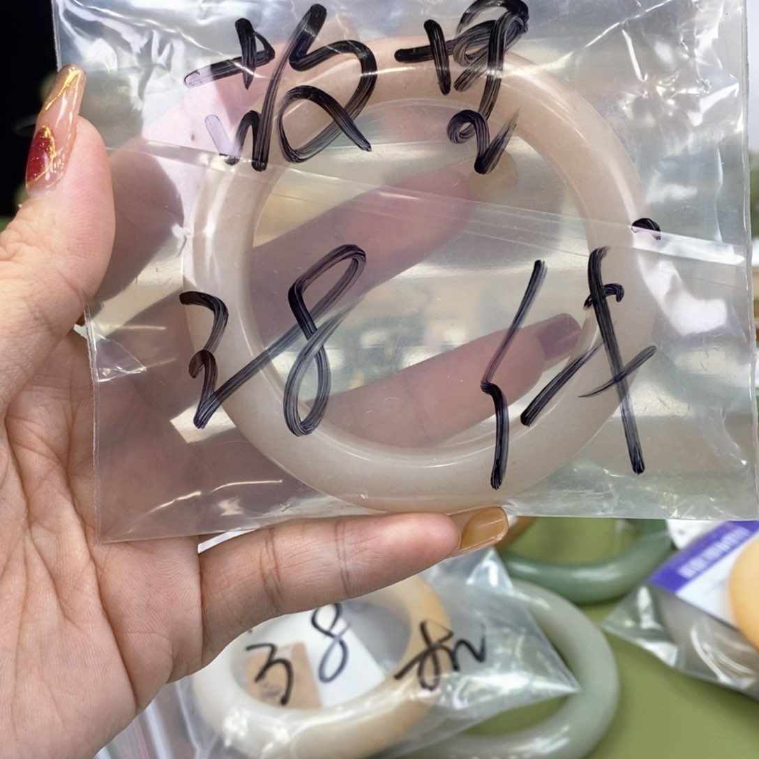 石英质玉未镶嵌手镯故*?