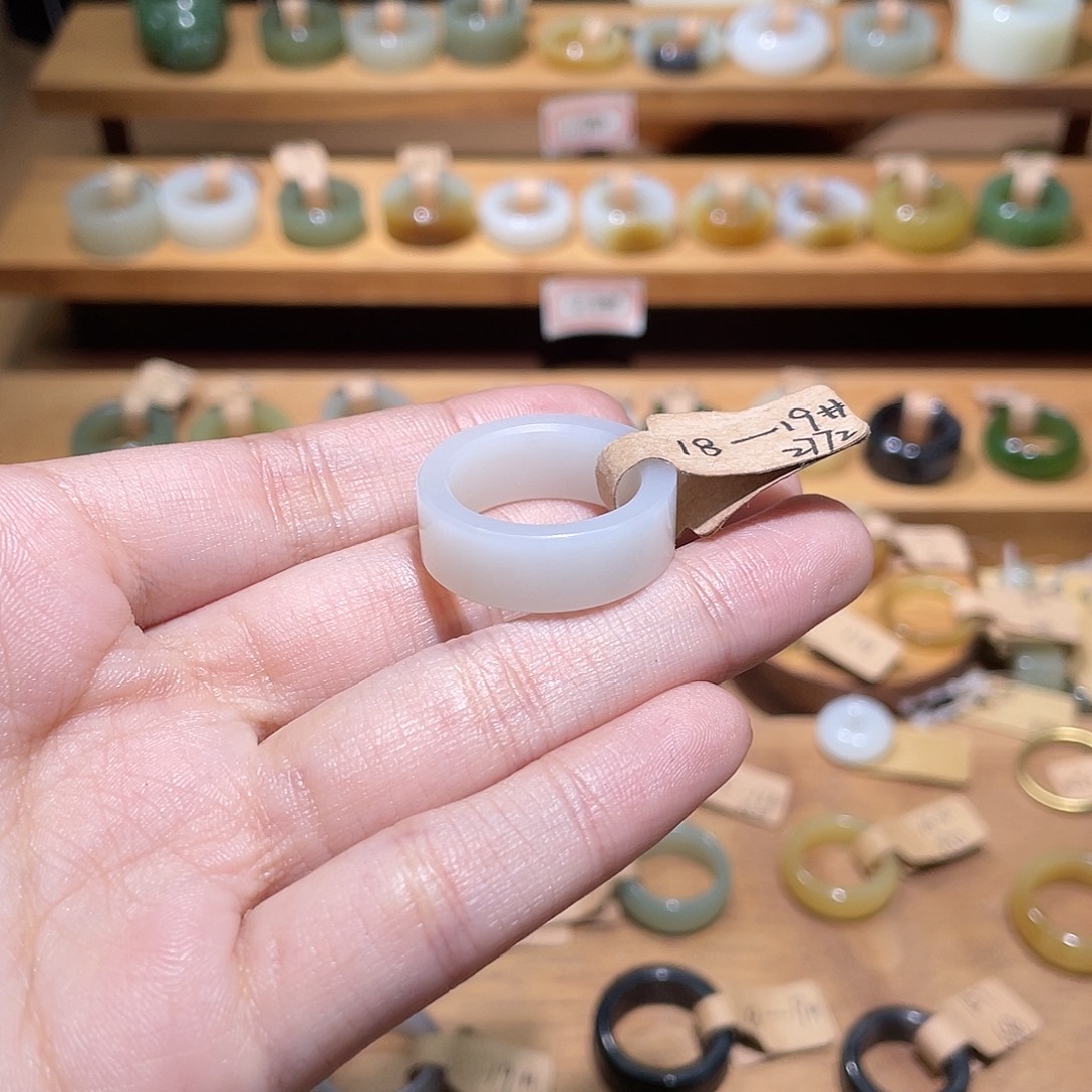 逻***店和田玉未镶嵌戒指18.6