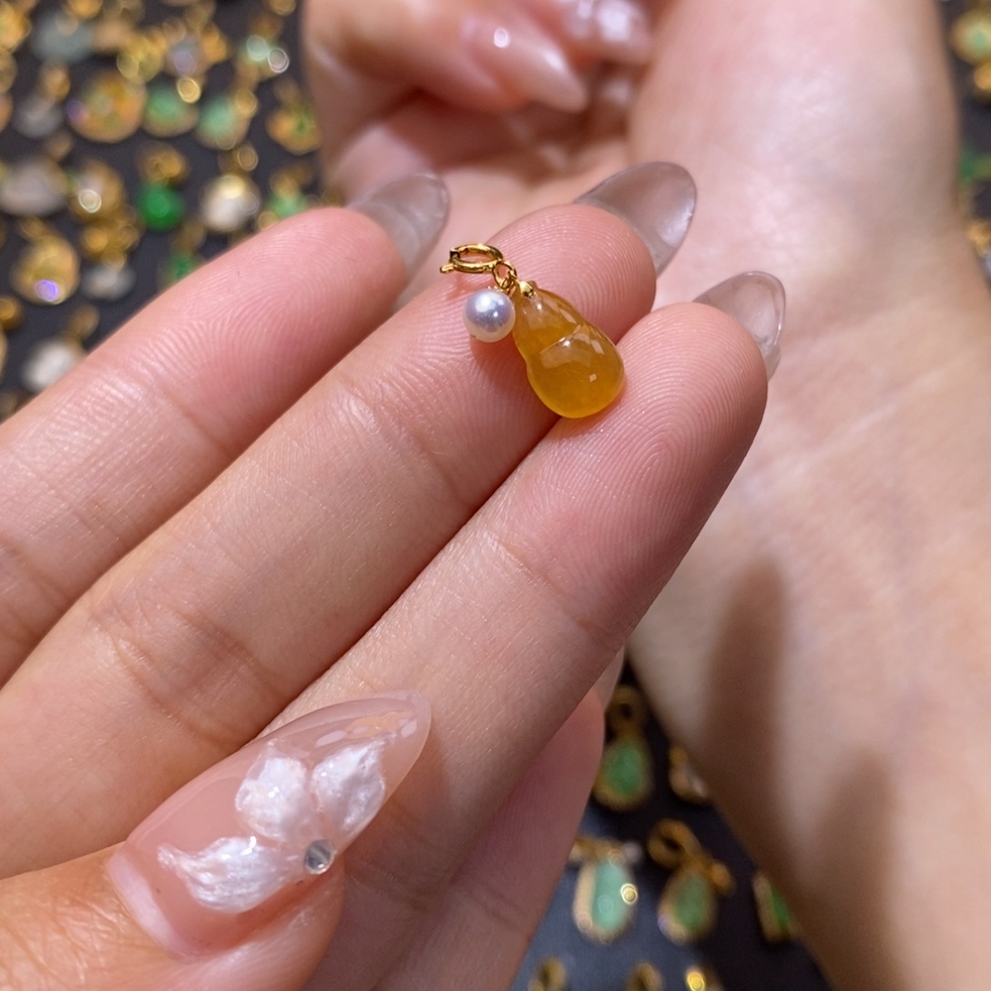 翡翠18K金镶嵌颈饰