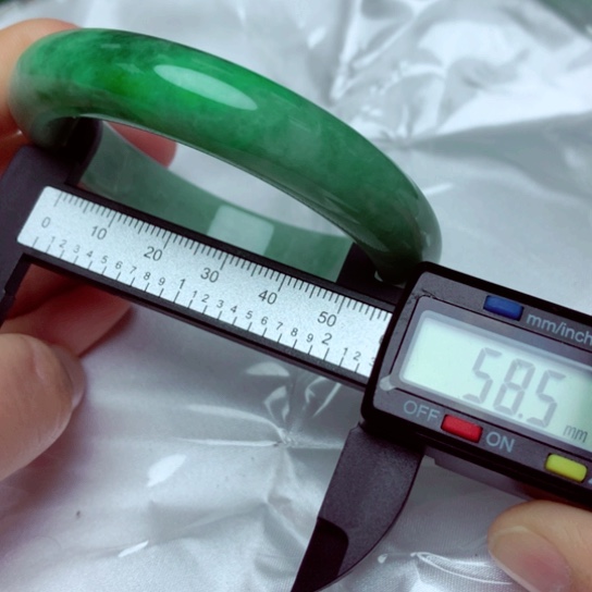 翡翠手镯未镶嵌手镯