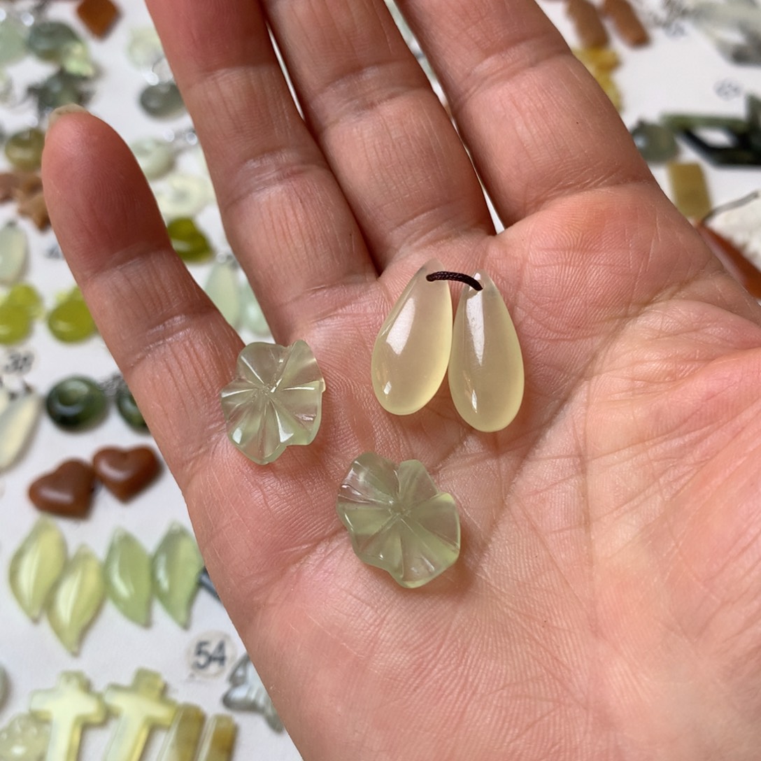 蛇纹石玉未镶嵌耳坠