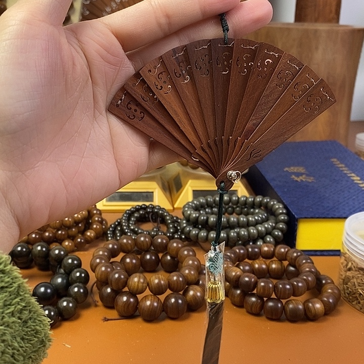 檀香木老山檀香苏扇挂件