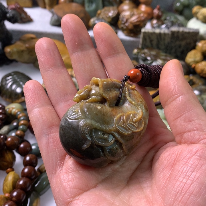 未镶嵌岫岩河磨玉（透闪石质玉）把件