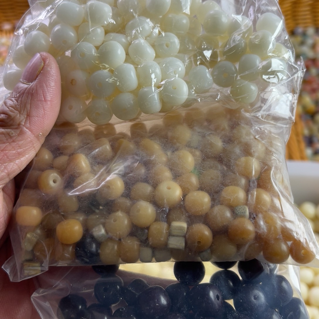 白玉菩提吊坠瑕疵双拼车厘子风化白玉