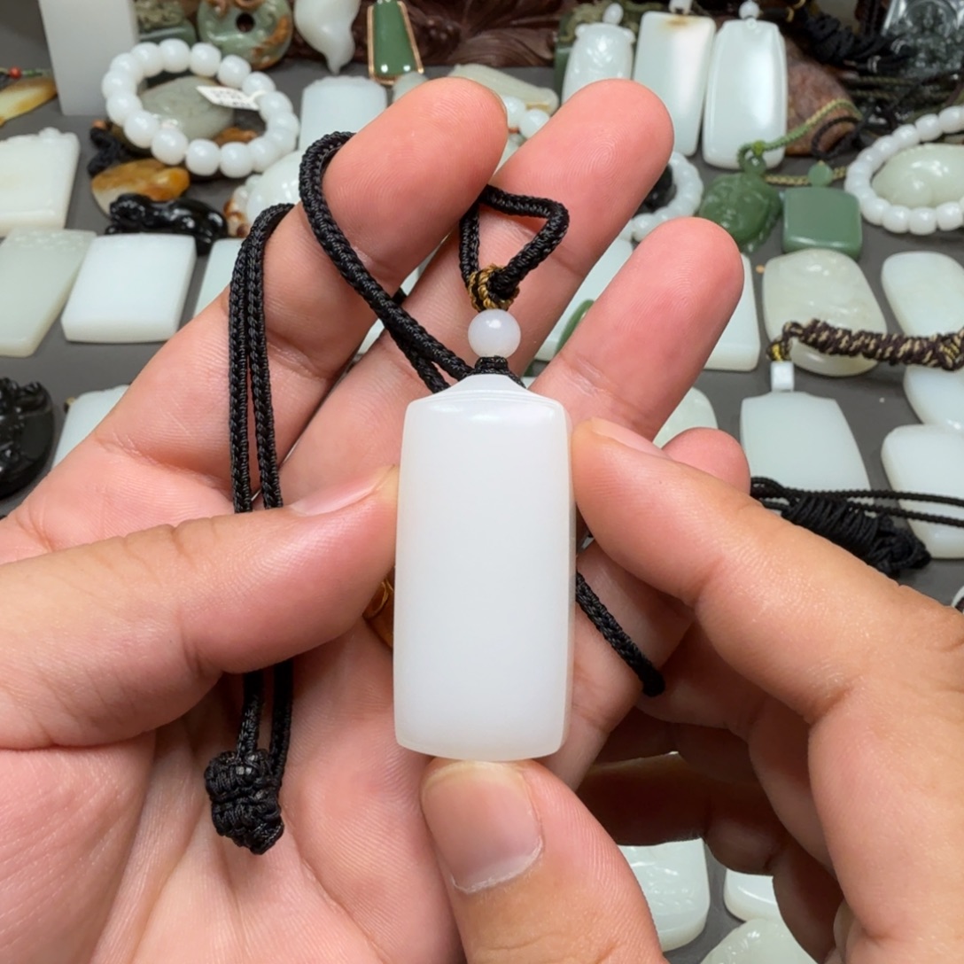 和田玉未镶嵌吊坠(赠链)