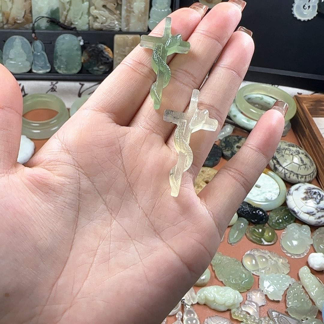 蛇纹石玉颈饰未镶嵌蛇杖