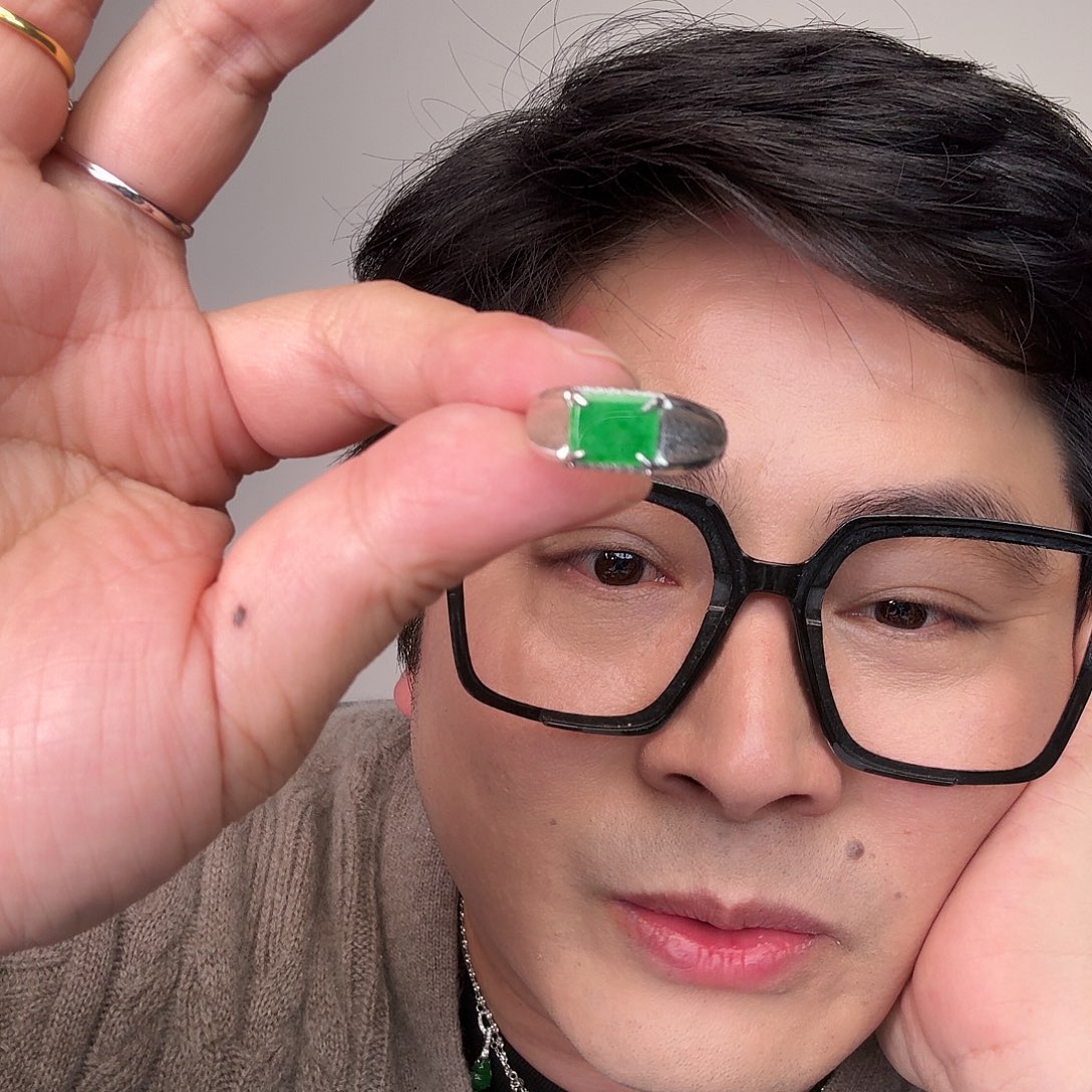 翡翠未镶嵌颈饰一件