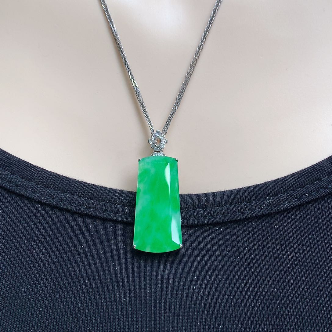 翡翠颈饰18K金镶嵌无事牌