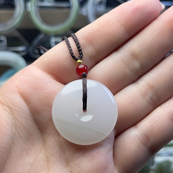 透闪石质玉未镶嵌颈饰