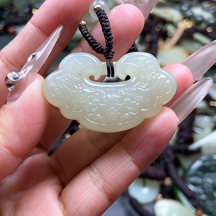 和田玉颈饰足铂镶嵌