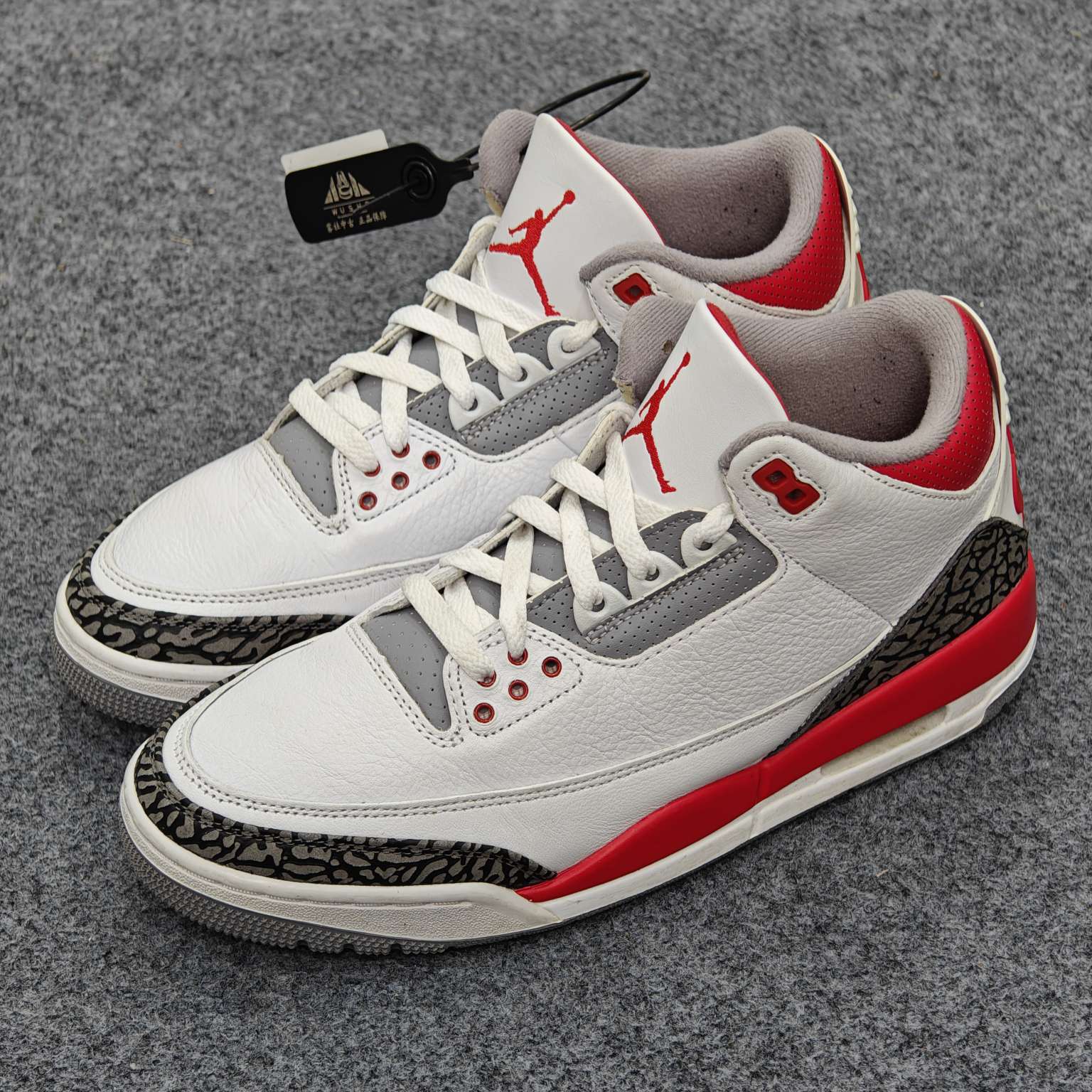 Aj3火焰红 42.5码原盒 成色很新 VV1106鞋