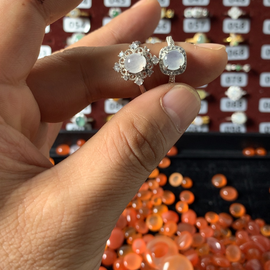 抱***了翡翠未镶嵌戒指31