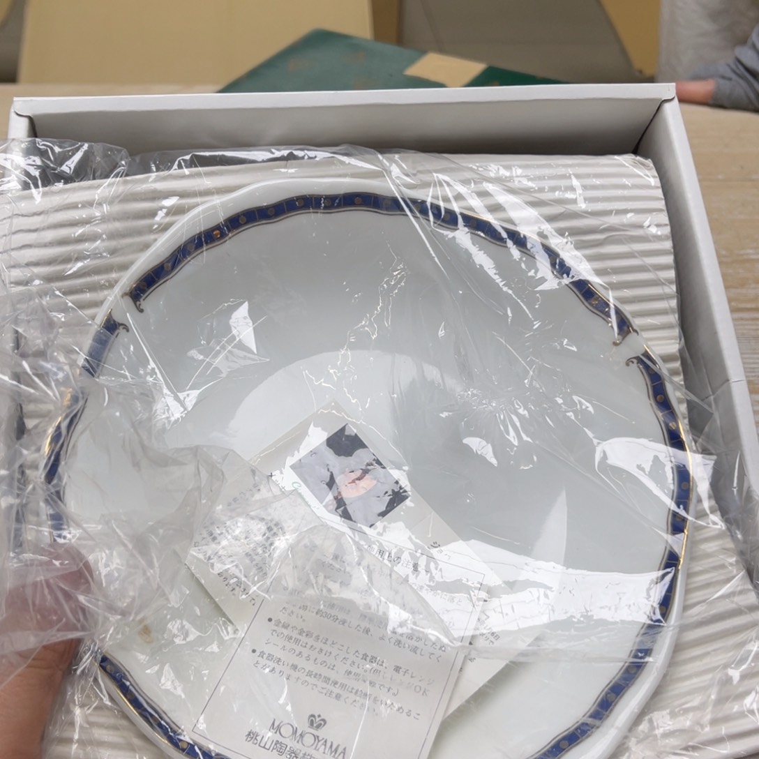 瓷片密密麻麻地排列着一个