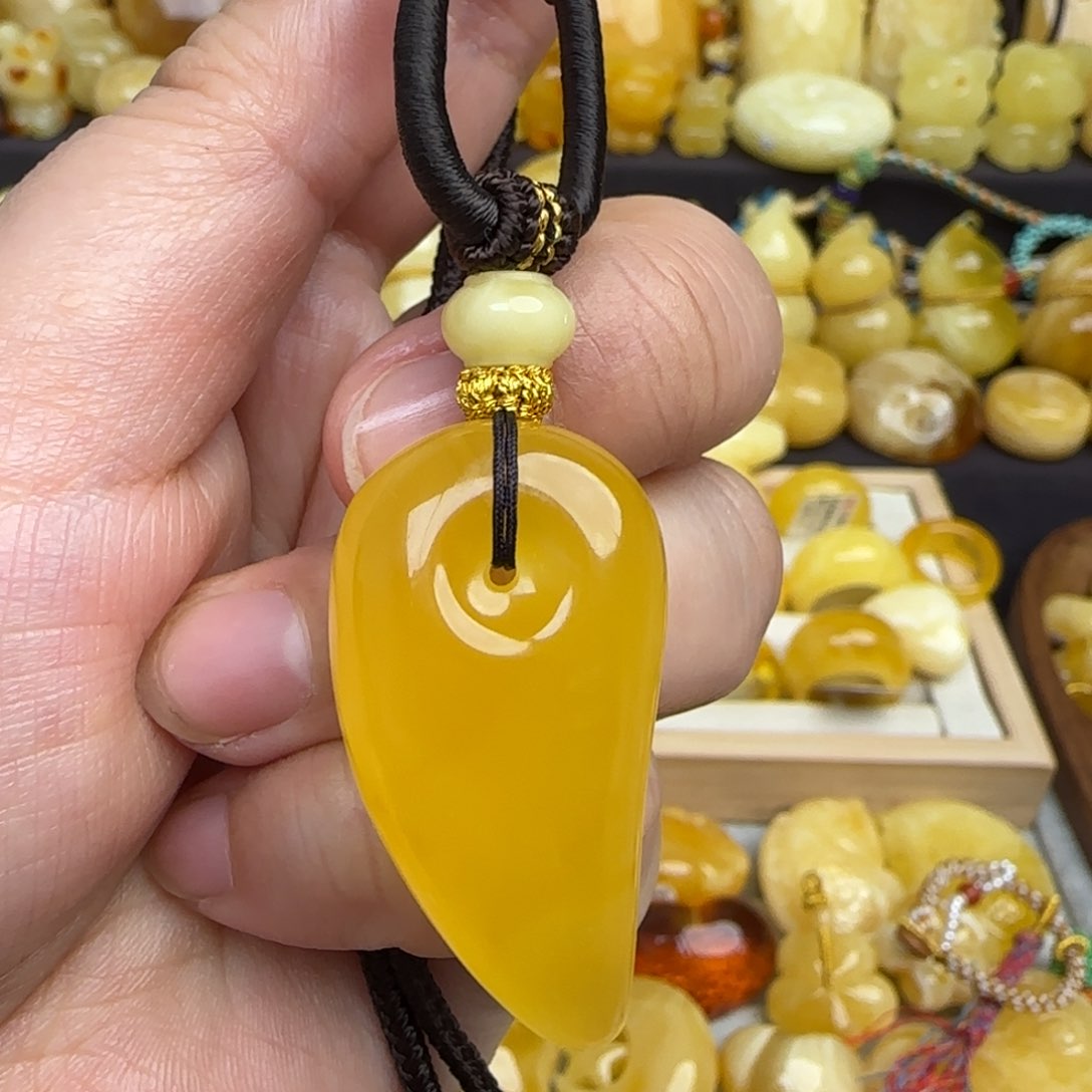 琥珀套链未镶嵌不退换天然俄料鸡油黄蜜蜡勾玉吊坠