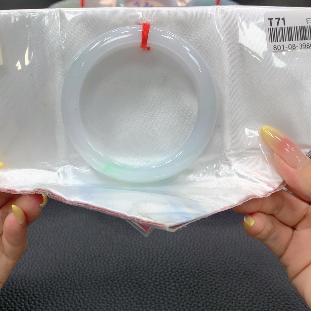 翡翠手镯未镶嵌翡翠