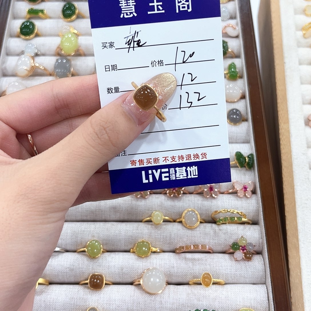 雍***嚌和田玉未镶嵌耳饰