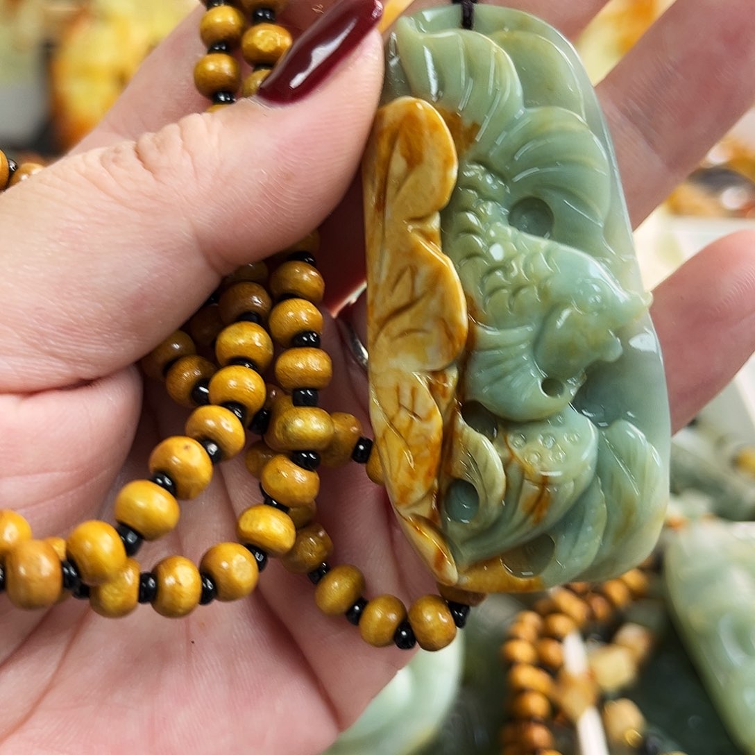 蛇纹石玉颈饰未镶嵌