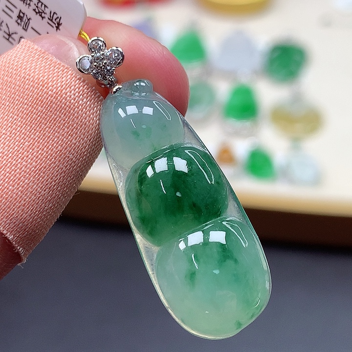 翡翠18K金镶嵌颈饰