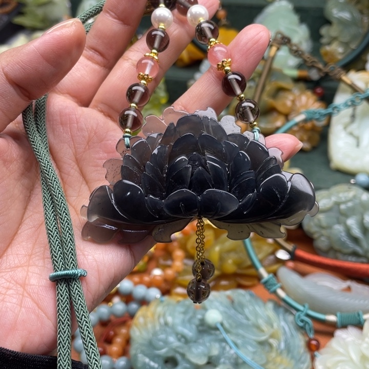 蛇纹石玉吊坠合金