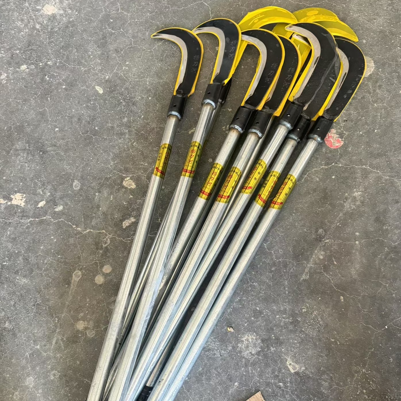 手工锻打锰钢长柄镰刀农用砍树割草砍割两用户外多功能弯刀