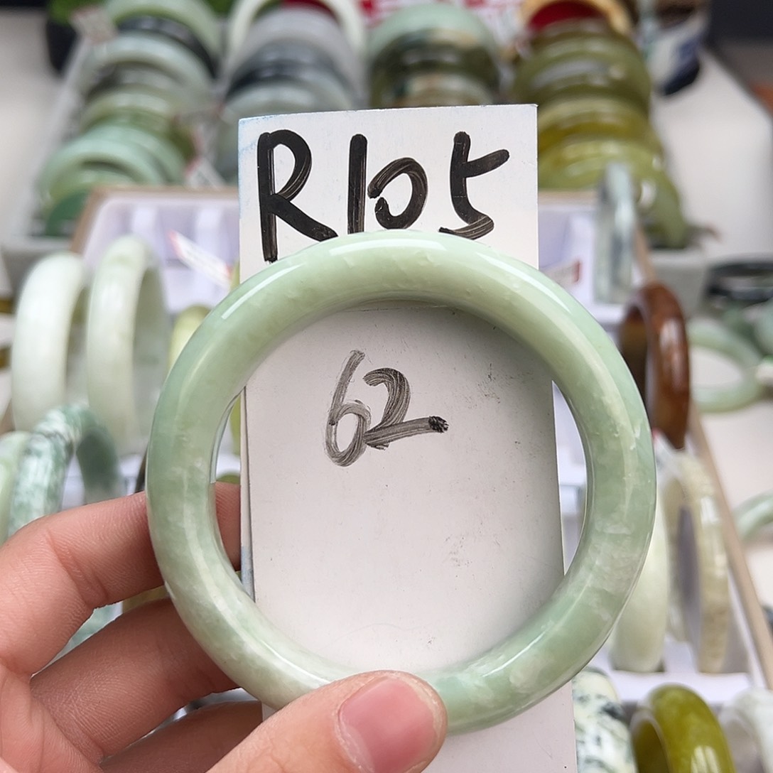 岫玉手镯未镶嵌天然岫玉微瑕，可以正常佩戴