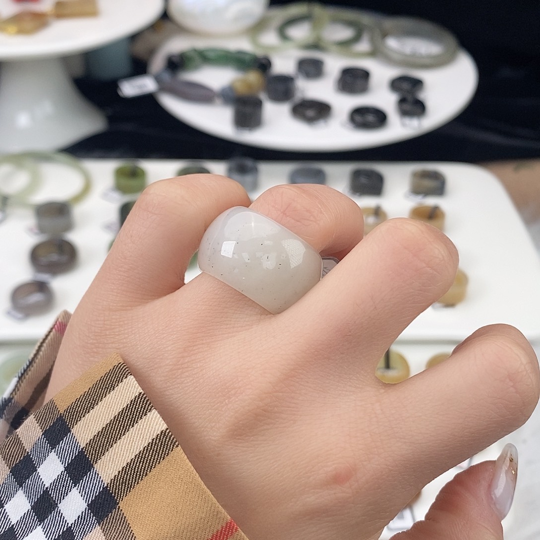 和田玉（糖玉）未镶嵌戒指G16白点墨墩墩18.0