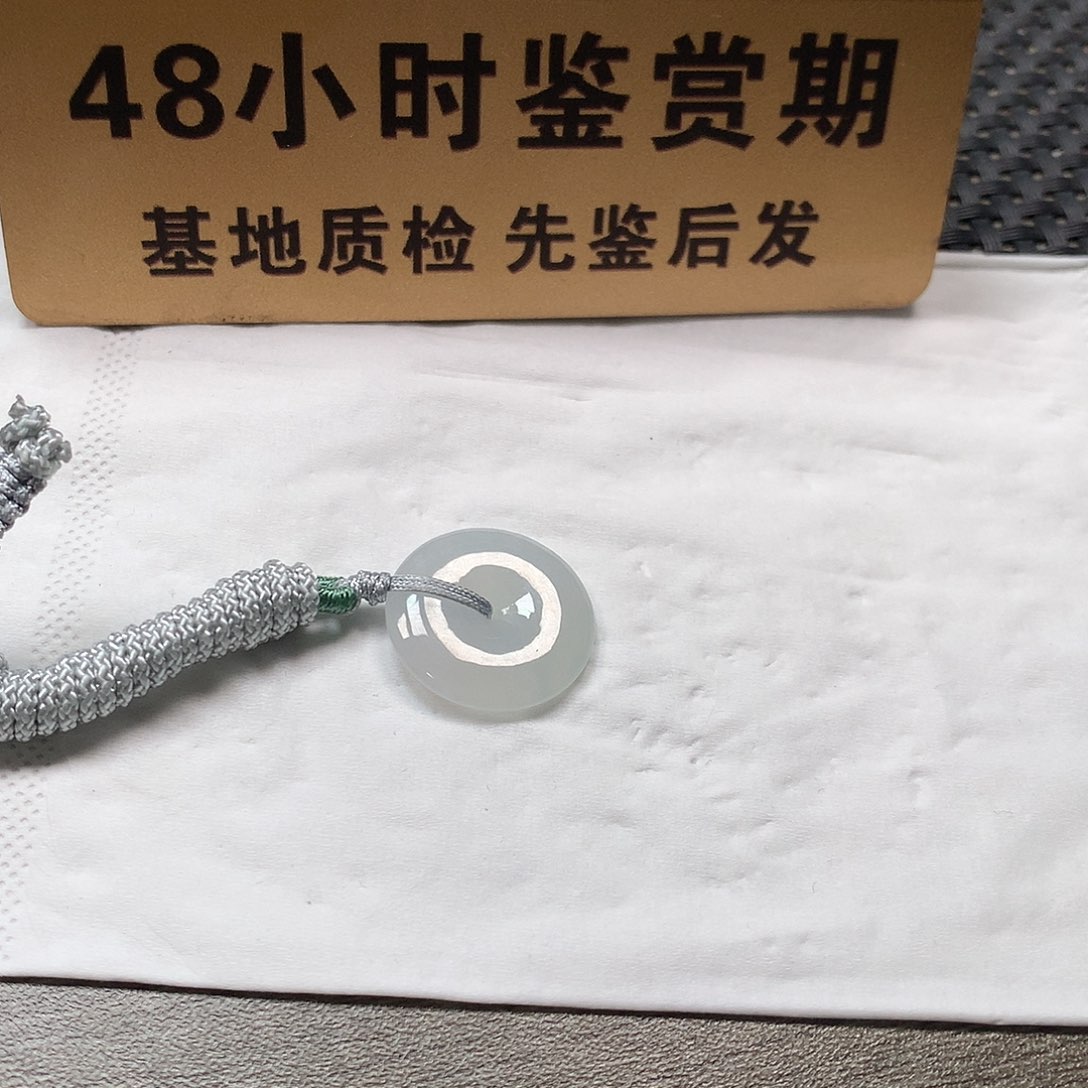 颈饰未镶嵌翡翠平安扣