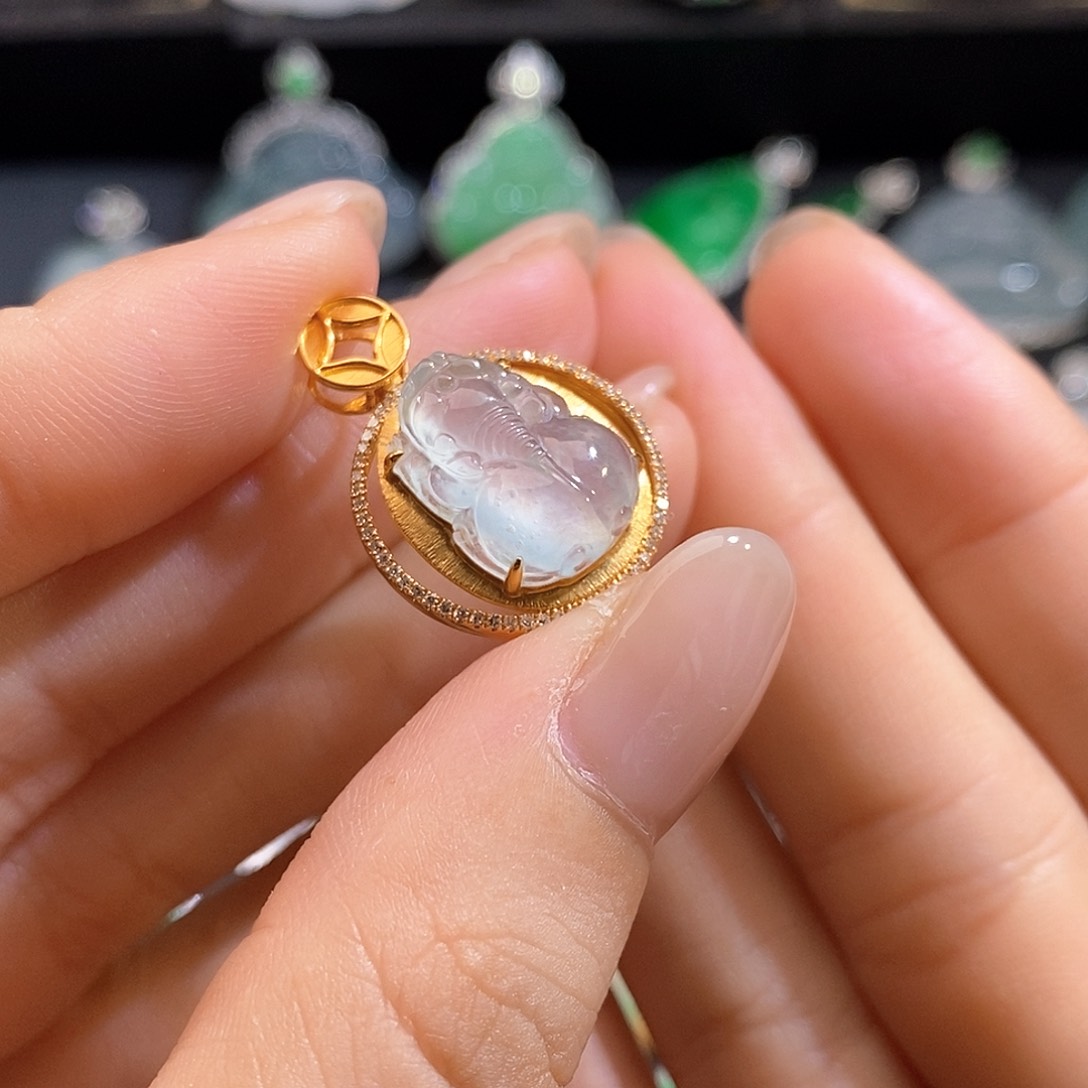 翡翠18K金镶嵌颈饰貔貅