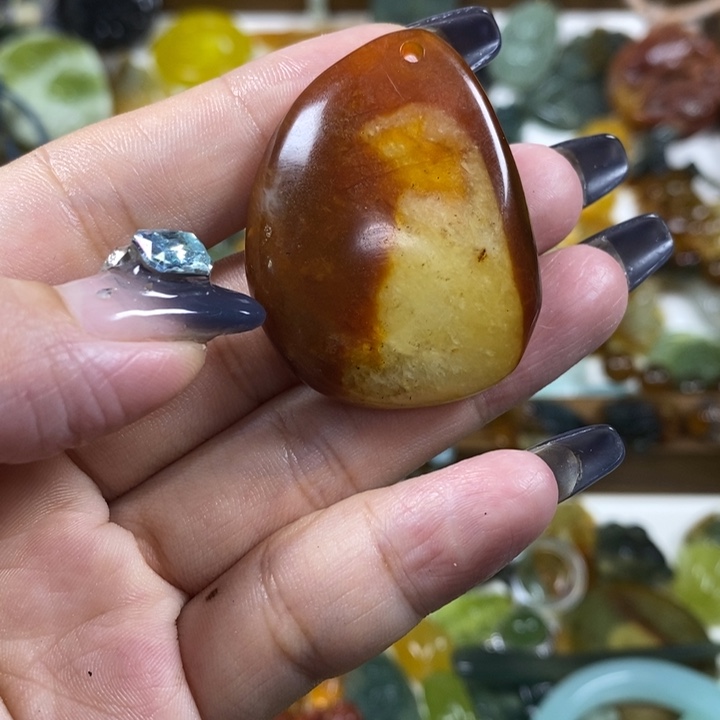 未镶嵌蛇纹石玉吊坠