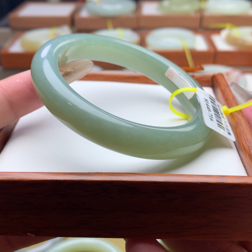 【闪购商品】和田玉手镯未镶嵌57