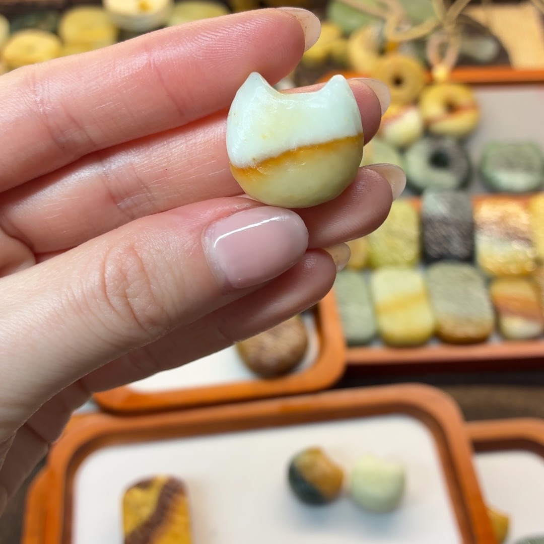 芜***葟蛇纹石玉未镶嵌颈饰