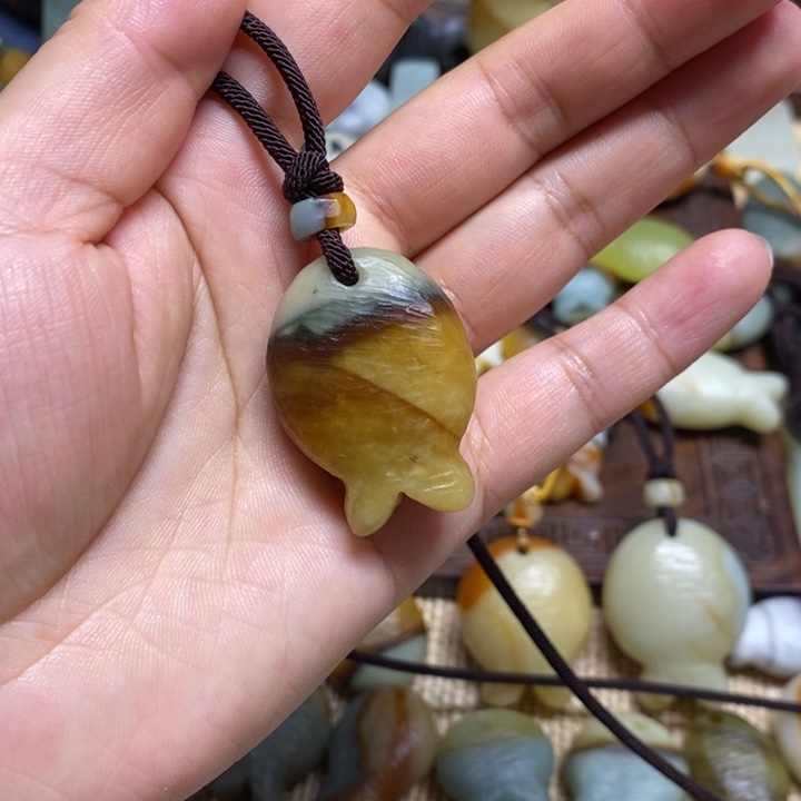 奔***师蛇纹石玉未镶嵌颈饰