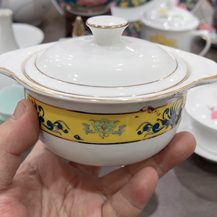 碟釉下五彩的瓷器和瓷器