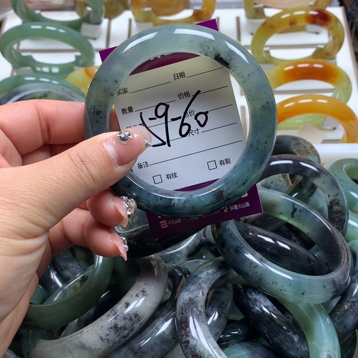 蛇纹石玉手镯未镶嵌小**?