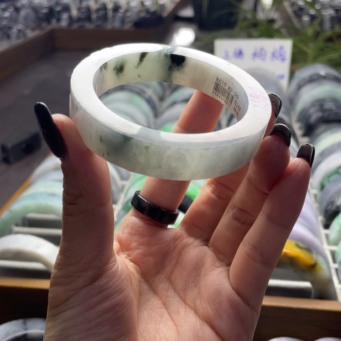 定制翡翠未镶嵌翡翠手镯
