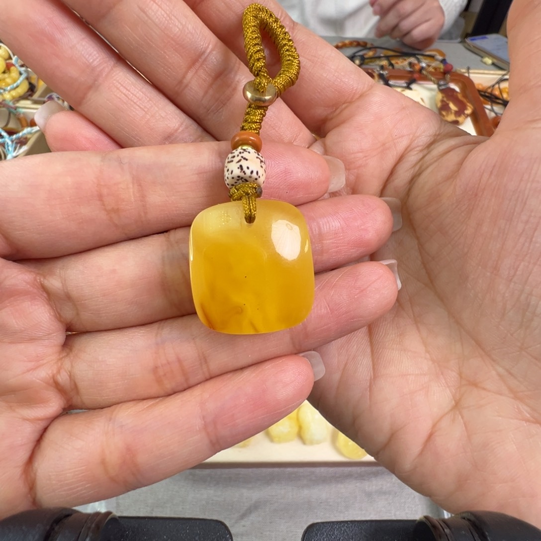 琥珀颈饰未镶嵌蜜蜡