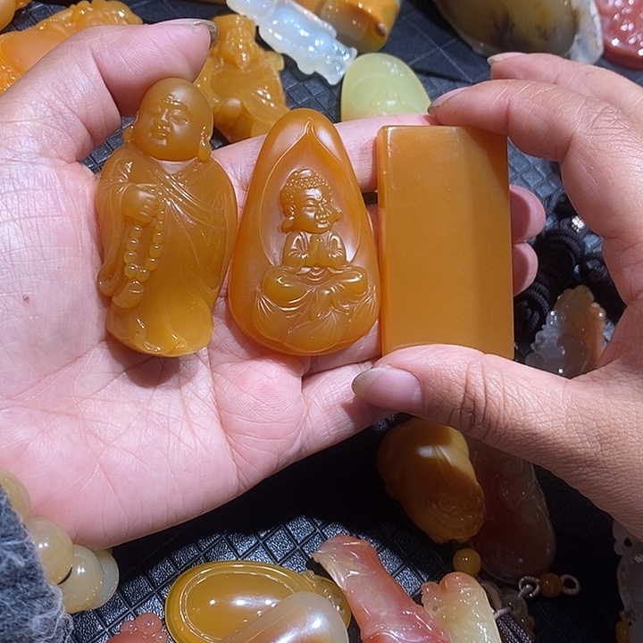 石英质玉（黄龙玉）未镶嵌颈饰